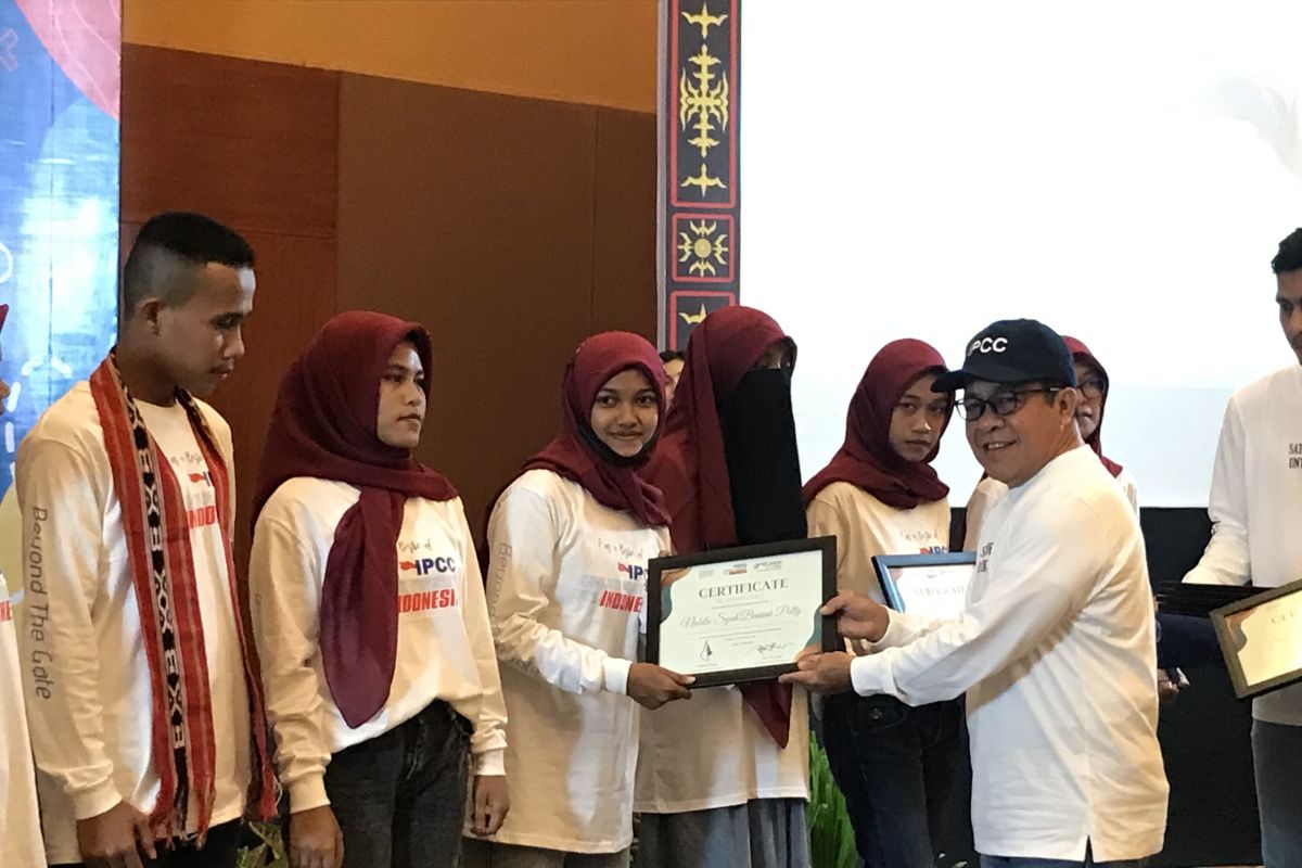 PT Pelindo beri sertifikat pada 13 siswa Maluku terpilih di program IPCC