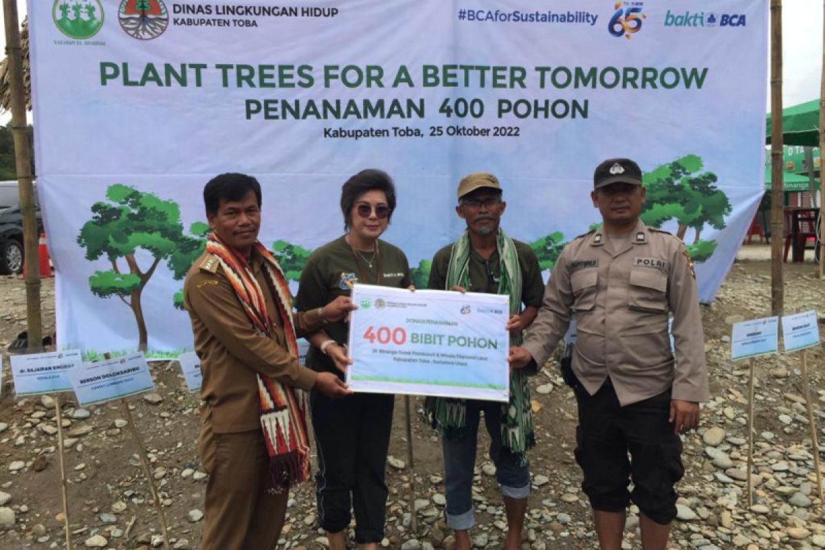 BCA dan Pemkab Toba tanam 400 bibit pohon