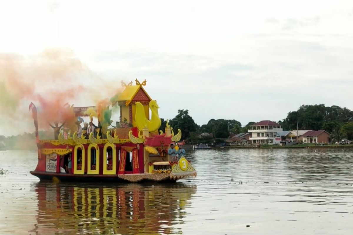 Pacu perahu dan ketek hias  di Danau Sipin