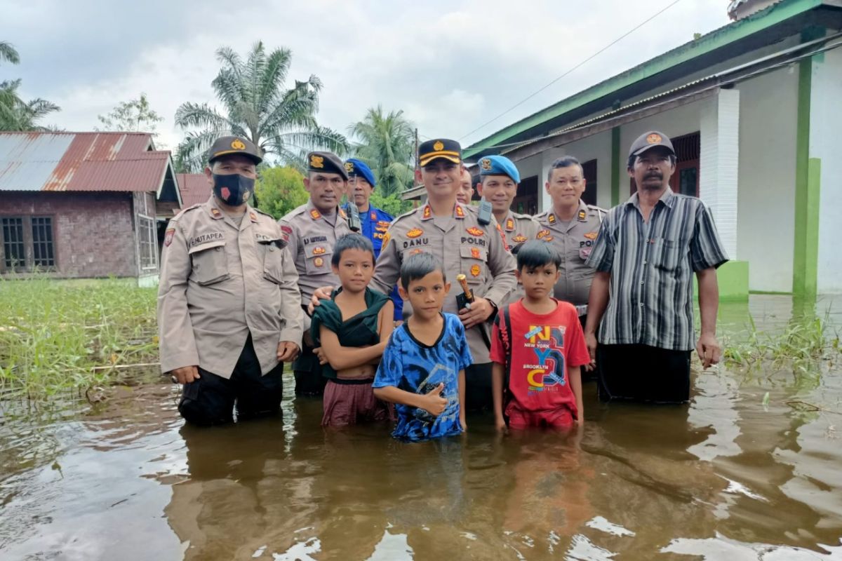 Kapolres Langkat antar bantuan langsung buat korban banjir