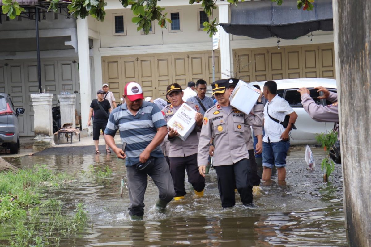 Wakapolres Langkat serahkan bantuan kepada warga terdampak banjir Tanjung Pura