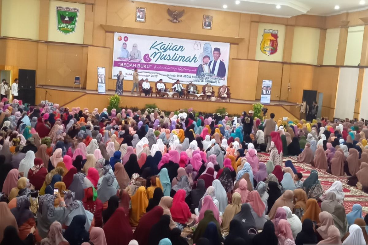 Bedah buku "Muslimah Bertanya, UAS Menjawab" dihadiri ribuan warga