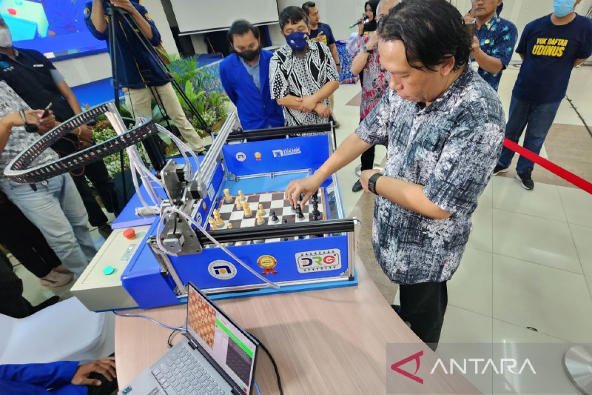 Udinus Semarang sukses ciptakan Robot Catur