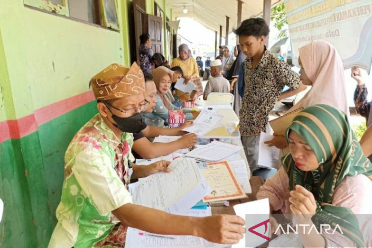 Warga Desa Bawah Layung terbantu layanan Disdukcapil Tala