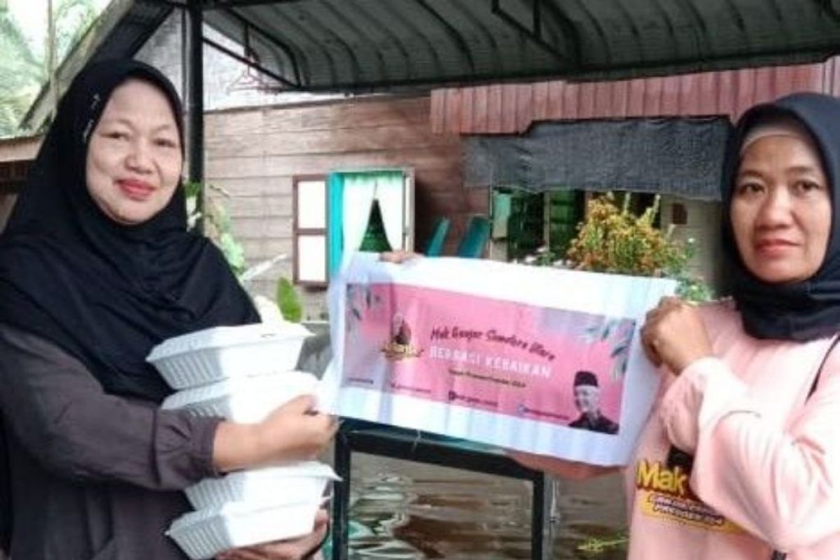 Relawan Mak Ganjar bagikan nasi kotak untuk korban banjir Langkat