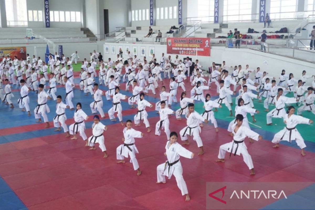 Ratusan karateka dari Karate-Do Gojukai berkumpul di Batang