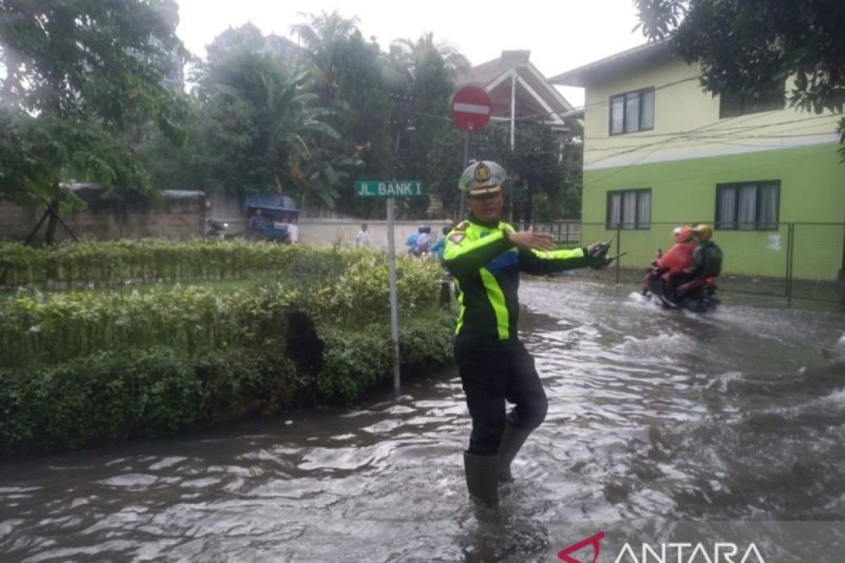 DKI koordinasi dengan berbagai unsur atasi 10 titik jalan tergenang