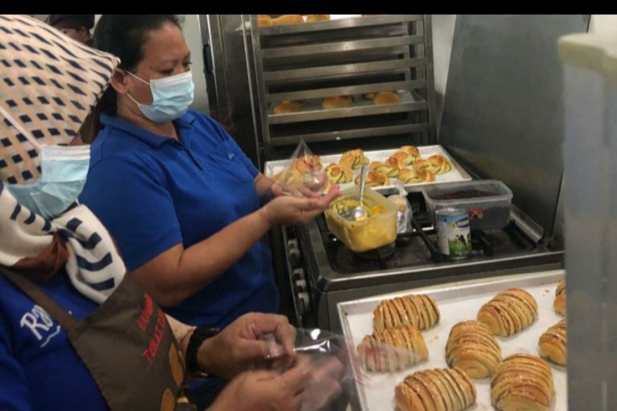 Napi perempuan di Palembang belajar membuat roti