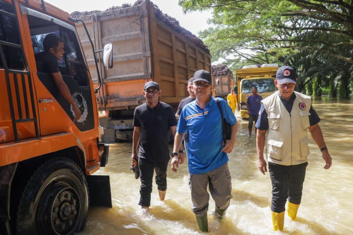 Tinjau banjir Aceh Tamiang, Pj Gubernur penuhi kebutuhan Posko pengungsian