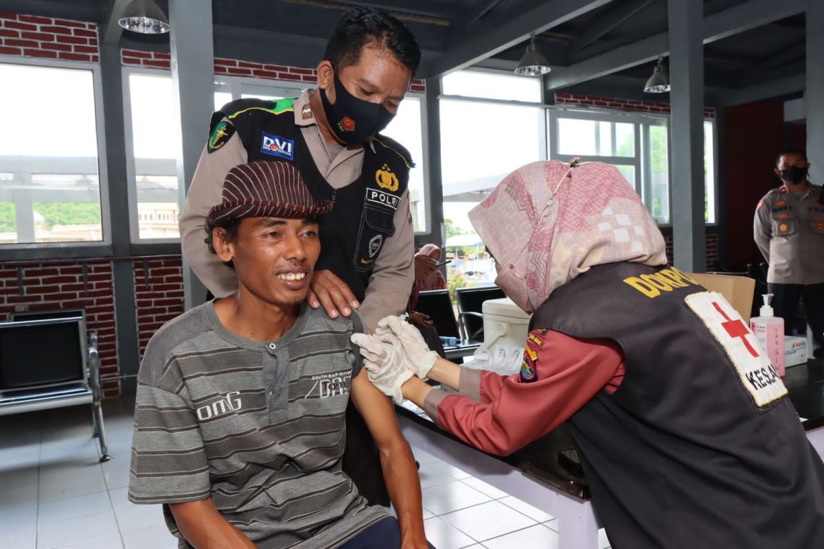 Polres Lombok Barat kembali menggencarkan vaksinasi COVID-19 di pelabuhan