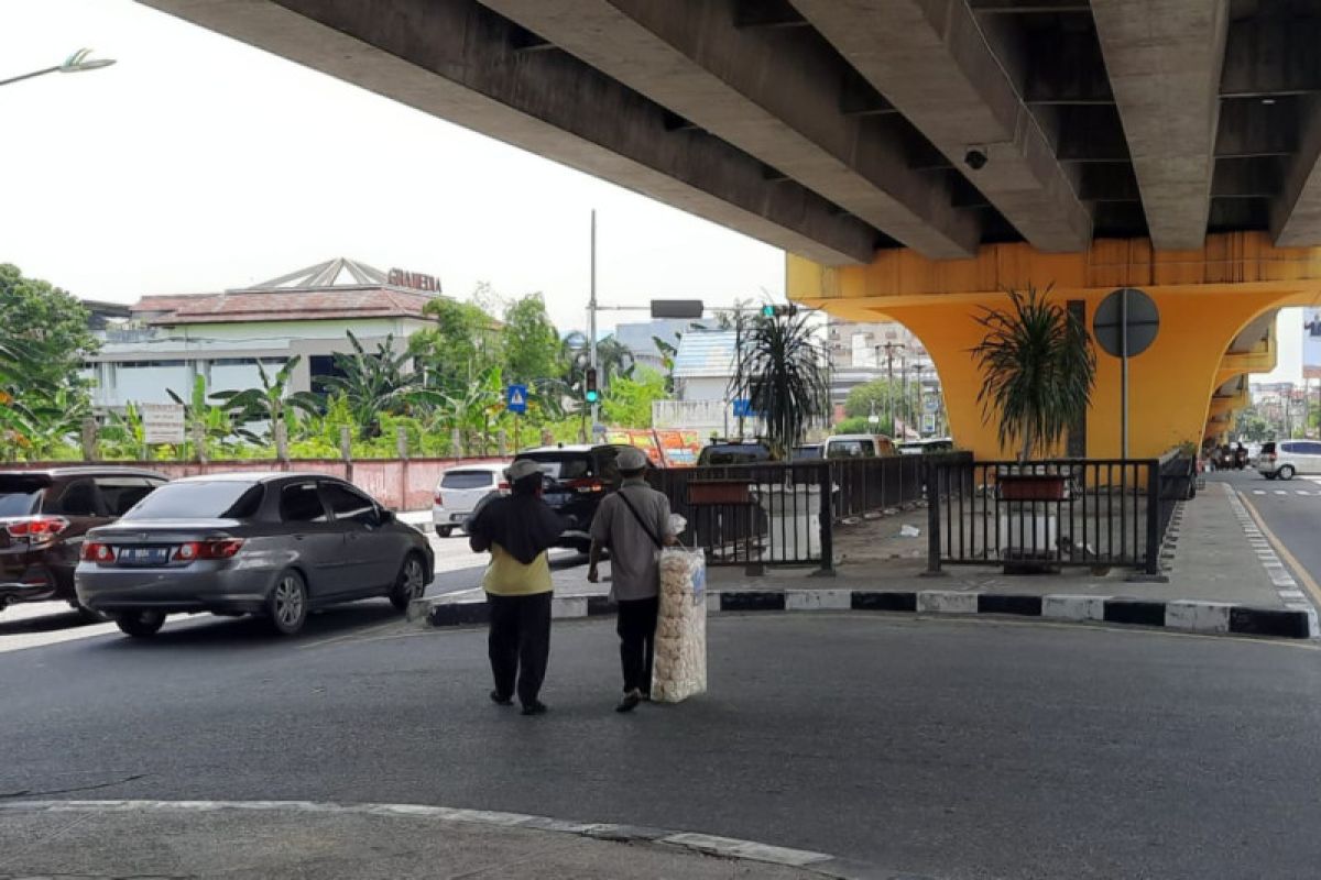 Pejuang rupiah di lampu merah di Kota Bertuah