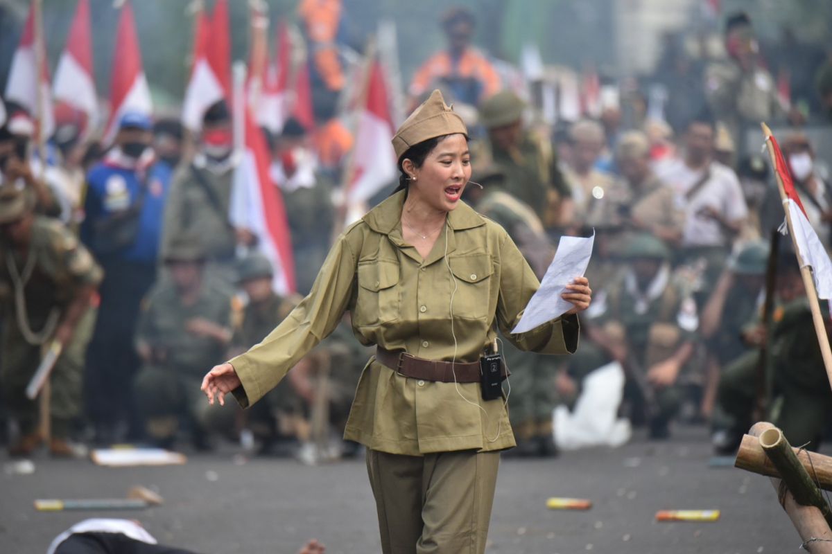 Artis Olivia Zalianty baca puisi di teatrikal Parade Surabaya Juang