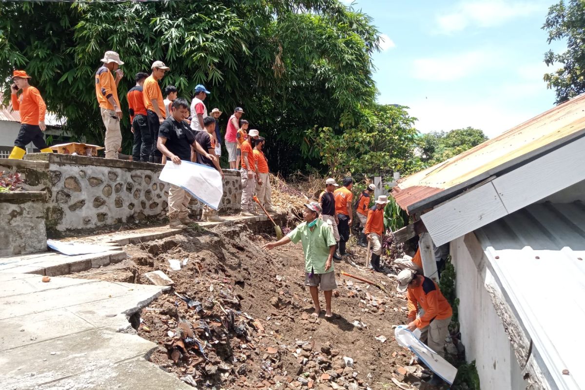BPBD Mataram mengerahkan personel tangani bagian area publik yang longsor