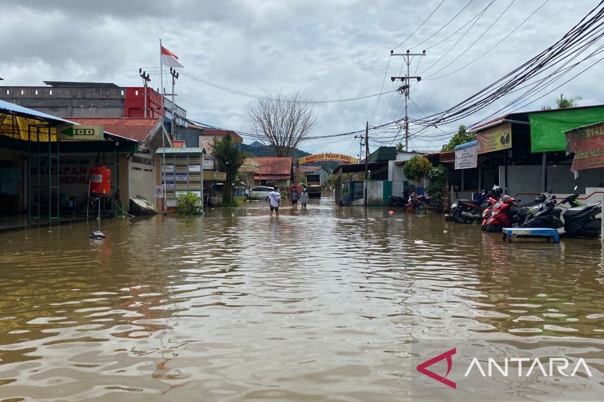 Banjir di Kota Singkawang semakin meluas dan aktivitas masyarakat terganggu