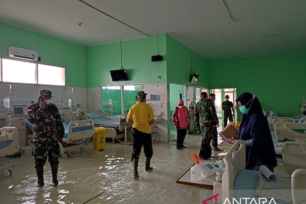 86 Pasien RSUD Abdul AZIS Singkawang di pindahkan akibat banjir