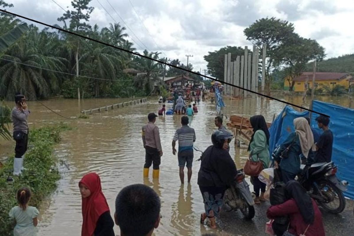 Akses tiga kecamatan di Aceh Timur terputus akibat banjir