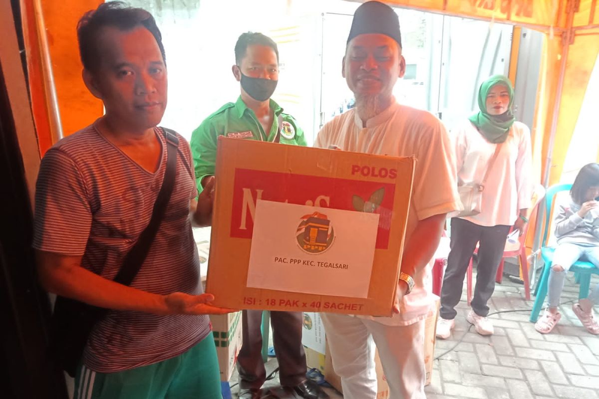 PPP Surabaya serahkan bantuan kemanusiaan korban kebakaran di Tegalsari