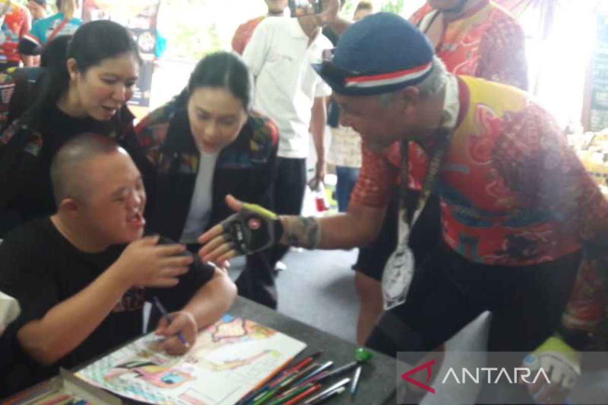 Anak-anak berkebutuhan khusus jadi ilustrator  jersey Tour de Borobudur