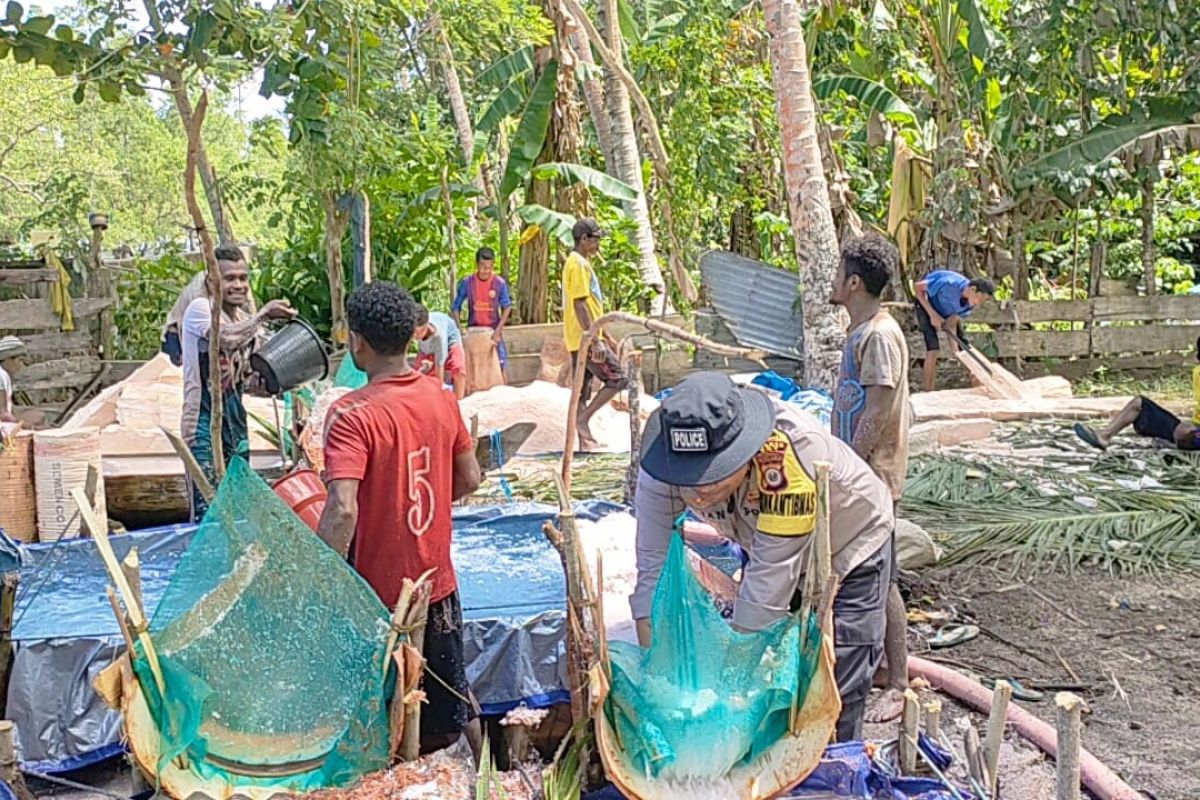 Polisi ikut peras sagu dukung pengembangan ekonomi di SBT Maluku