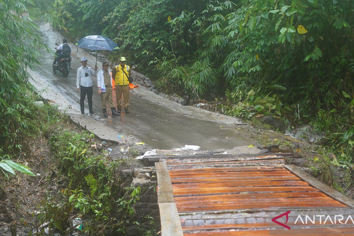 Wabup HSS monev kondisi jembatan Desa Ulang, Loksado