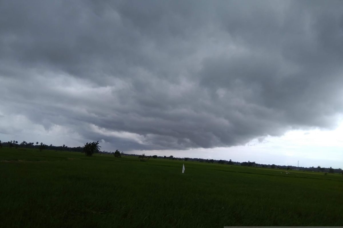 BMKG IV Makassar minta warga waspada potensi hujan disertai petir