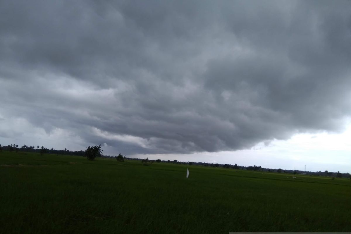 BMKG: Awan tebal masih dominasi cuaca di Pangkalpinang Selasa ini