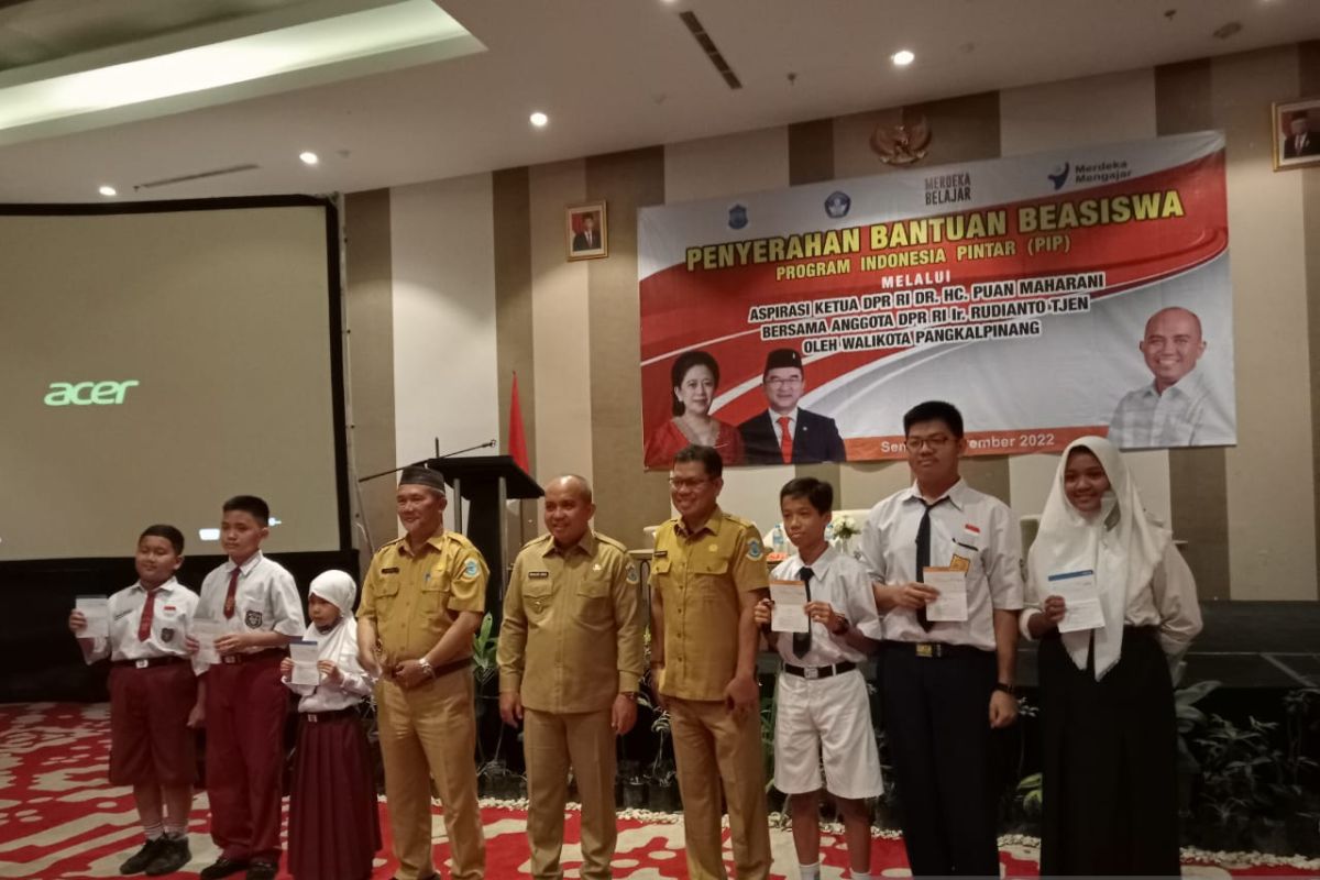 Pemkot Pangkalpinang serahkan bantuan beasiswa program Indonesia Pintar