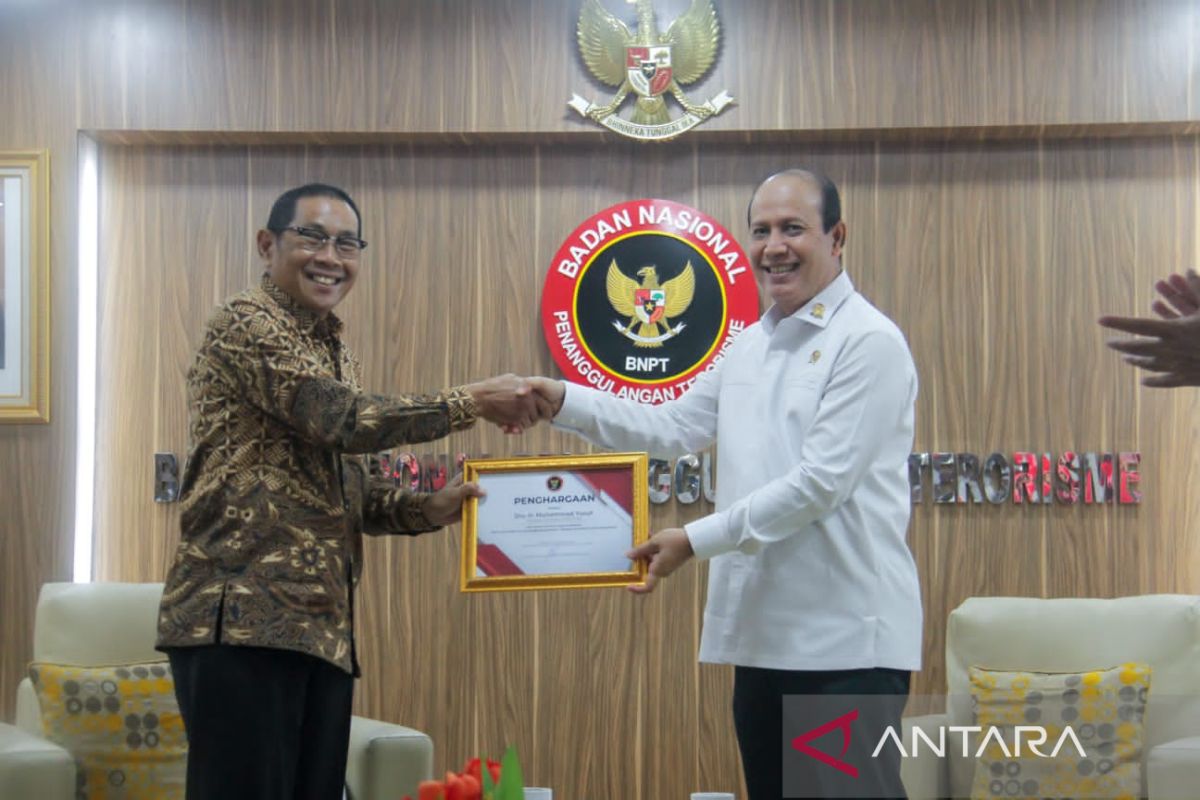 BNPT confers award on Tasikmalaya Mayor for terror prevention efforts