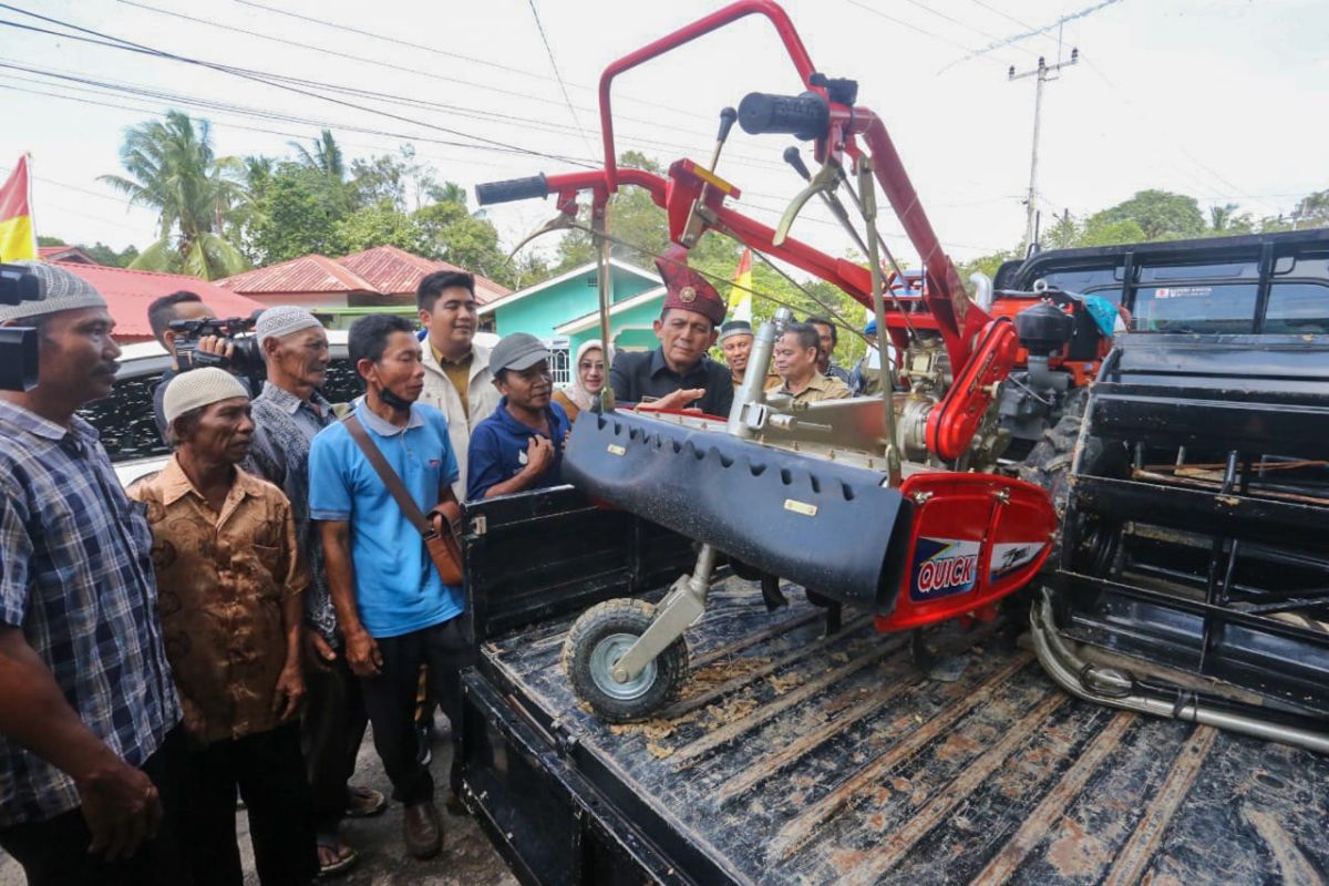 Gubernur Ansar salurkan bantuan pertanian guna kendalikan inflasi