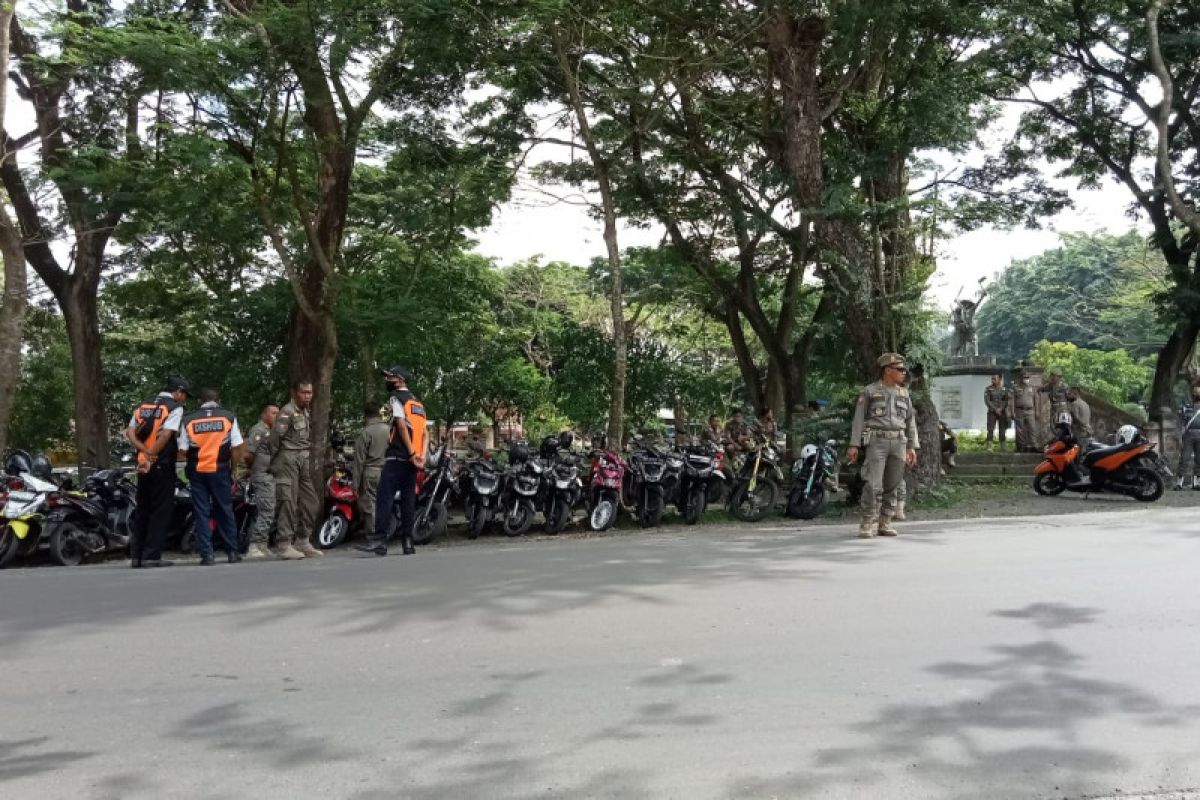 Satpol PP Lombok Tengah menertibkan lokasi parkir di RTH