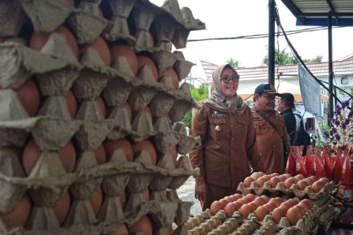 Pemkab Tapteng gelar pasar murah, Pj Bupati ajak masyarakat untuk belanja