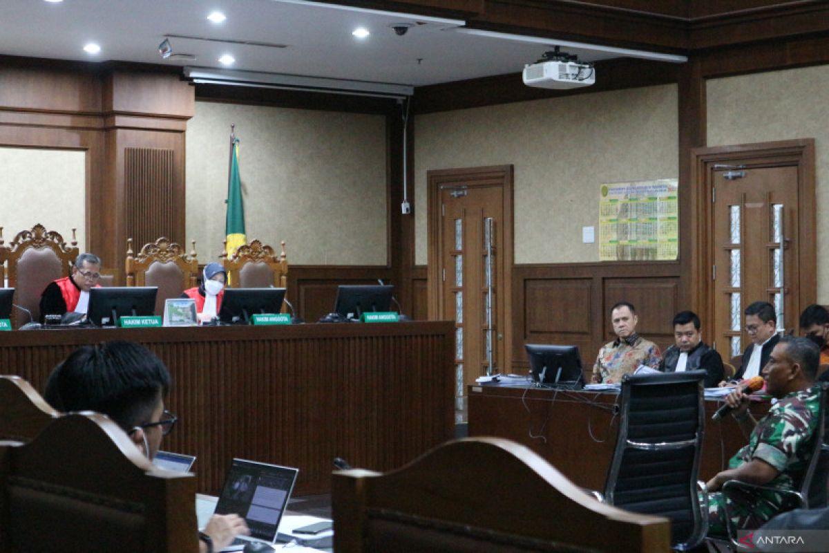 Hakim perintahkan konfrontasi saksi dan penyidik KPK kasus heli AW 101