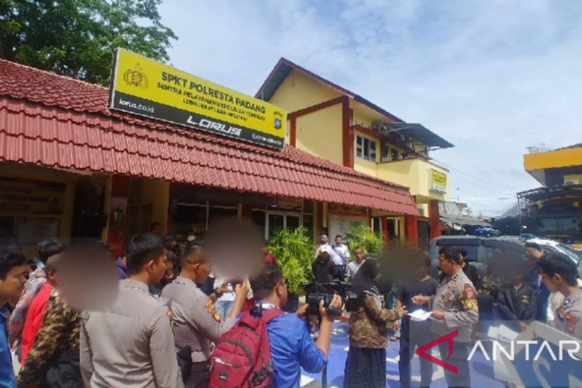Dijemput orang tua, Polresta Padang pulangkan puluhan remaja diduga pelaku tawuran