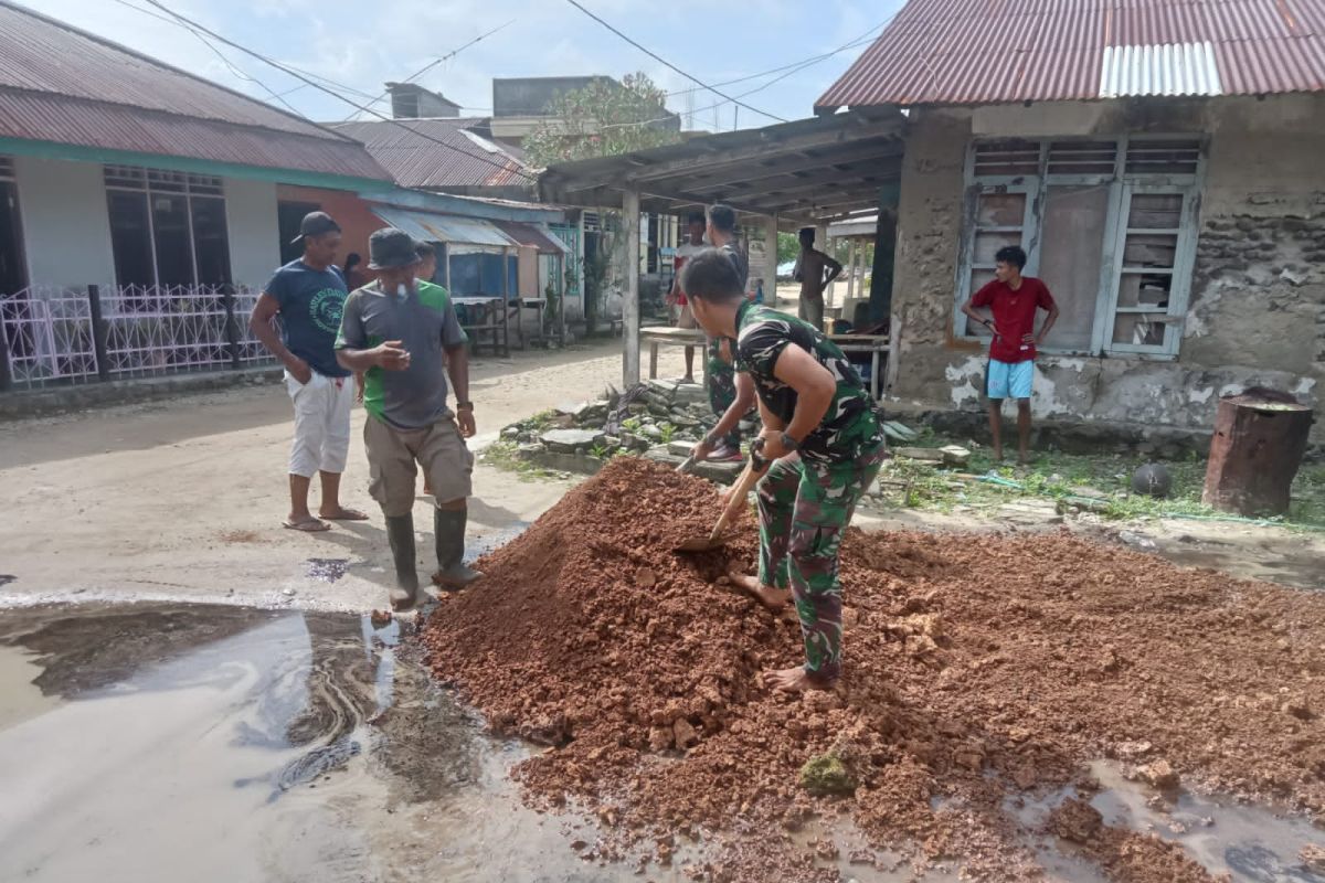 Satgas Yon Arhanud bantu benahi infrastruktur jalan di Halmahera Malut