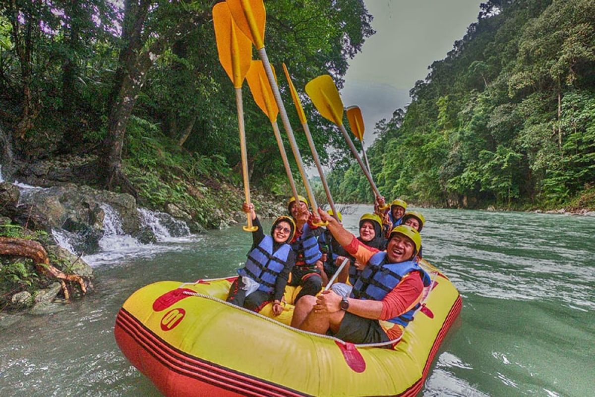 Cara menuju destinasi arung jeram Desa Wisata Namrinat di Bursel, mulai transportasi dan tarifnya