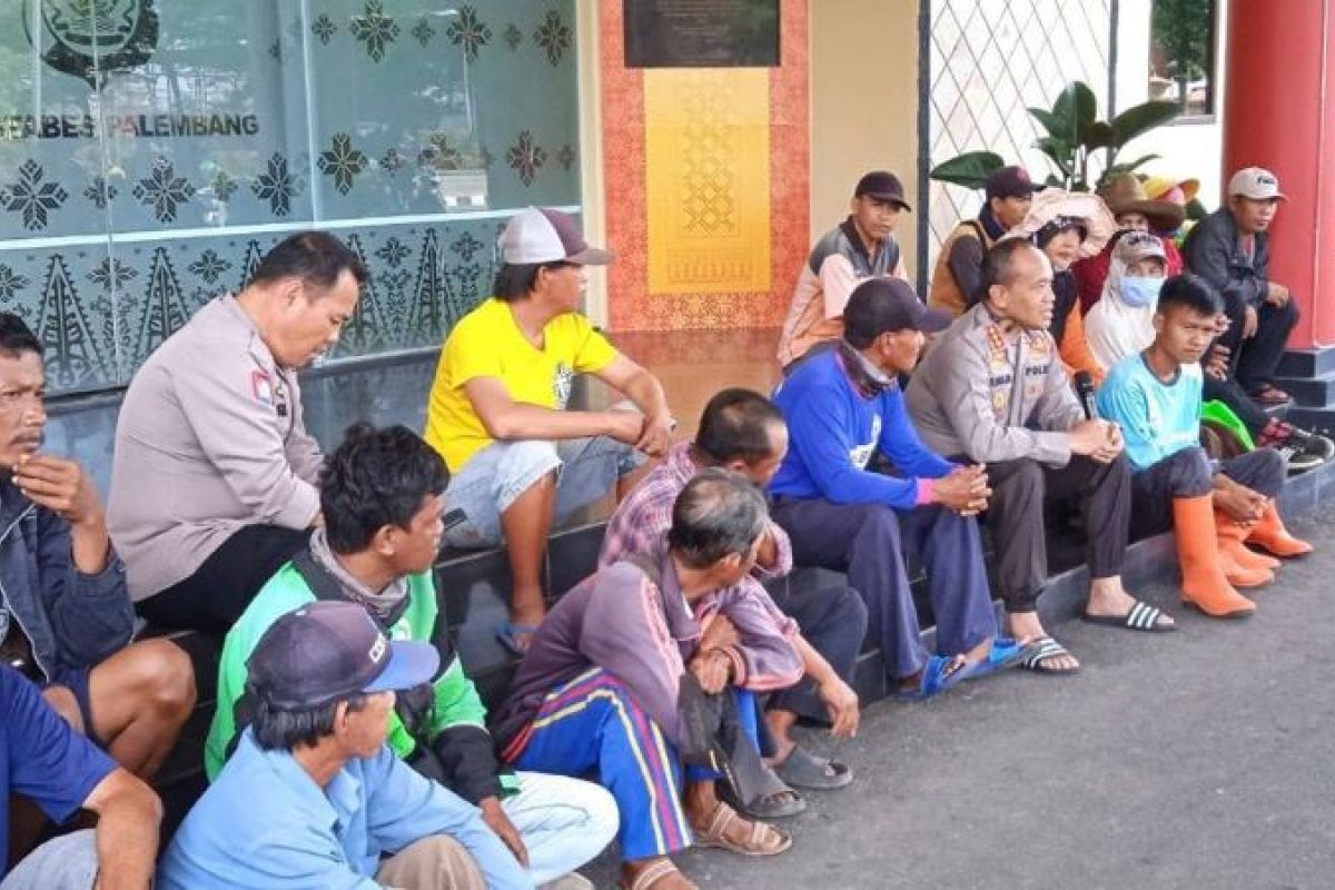 Kapolrestabes Palembang sarapan pagi dengan Ojol dan tukang becak, takjub lihat tukang becak umur 65 tahun