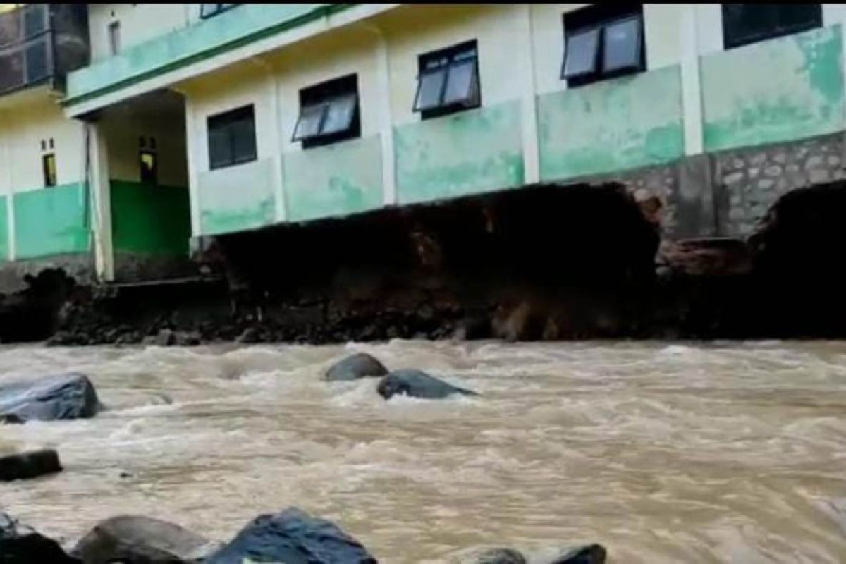 Banjir sebabkan gedung sekolah di Munjungan Trenggalek nyaris ambruk