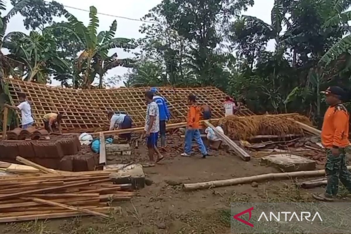Pemerintah desa tangani belasan rumah rusak akibat angin puting beliung di Madiun