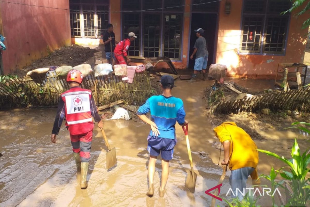 PMI-Dinkes Cianjur dirikan Posko kesehatan untuk korban banjir