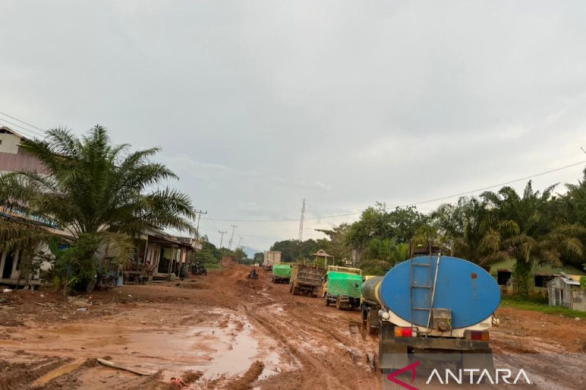 Gubernur Sutarmidji tinjau  jalan  penghubung ke Kayong Utara-Ketapang  yang rusak parah