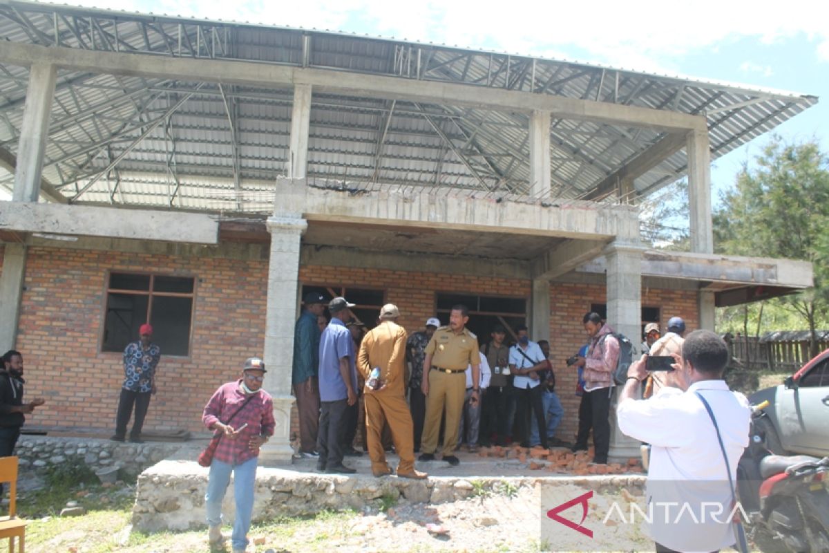 Bupati Jayawijaya salurkan bantuan keagamaan Distrik Ibele