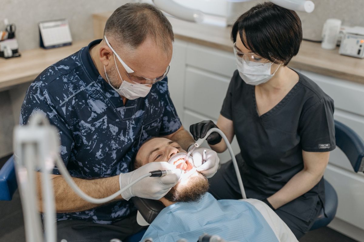 Dokter gigi: Berlubang dan nyeri tanda perlu perawatan akar