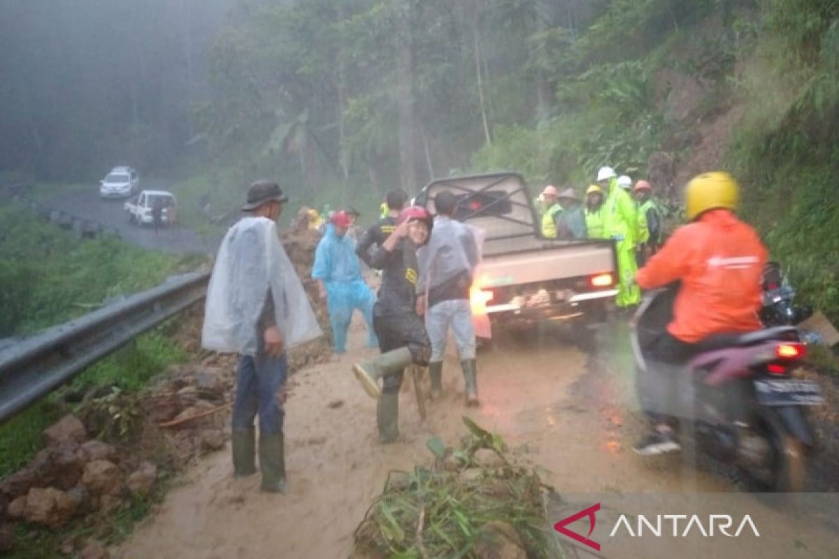 Jalur Bandung-Cianjur sudah dapat dilalui setelah tertimbun longsor