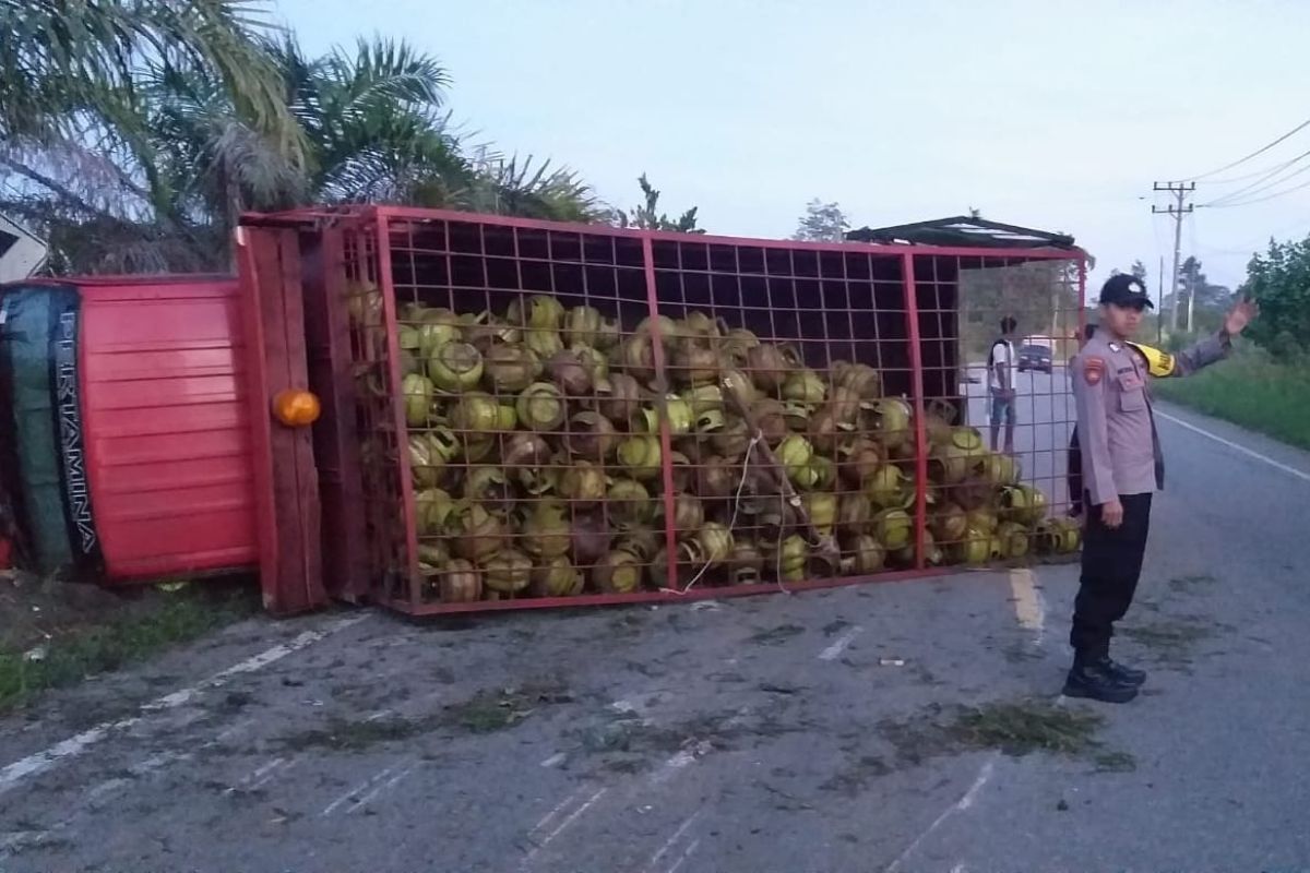 Truk pengangkut elpiji bersubsidi terbalik di Bener Meriah