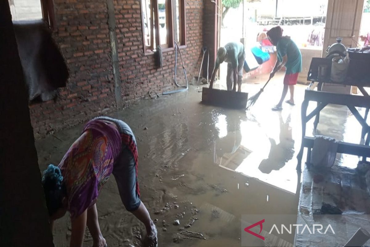 Banjir surut, warga Aceh Tamiang pulang bersihkan rumah masing-masing