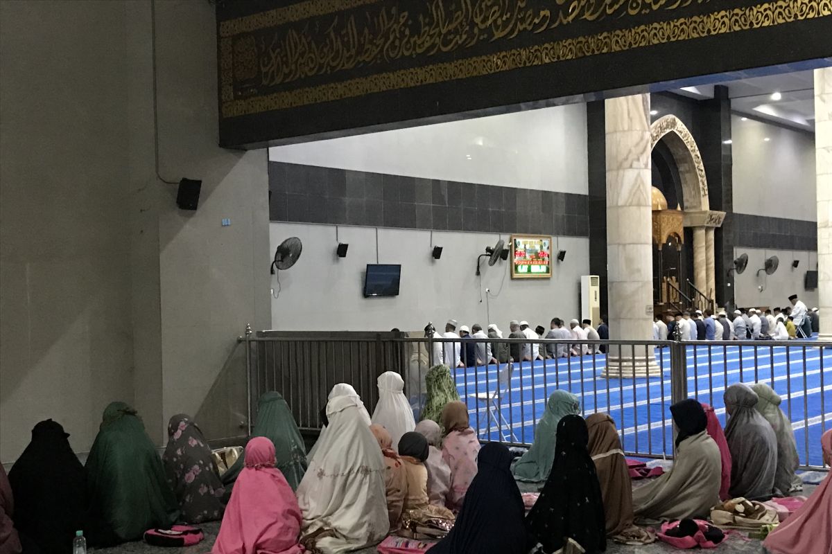 Ratusan muslim Ambon ikut shalat gerhana bulan di Masjid Raya Al-Fatah