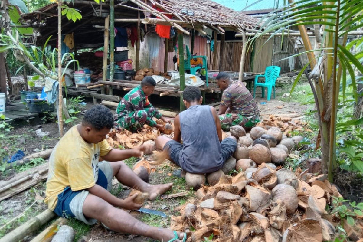 Koramil 1708-02/Biak Utara ajari warga cara membuat kopra