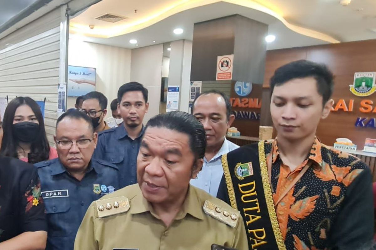 Penjabat Gubernur Banten kunjungi gerai Samsat Karawaci usai pembukaan BAE 2022
