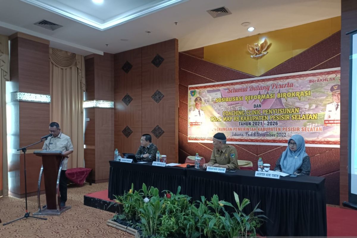 Bupati Rusma Yul Anwar buka coaching clinic road map RB Pessel 2021-2026