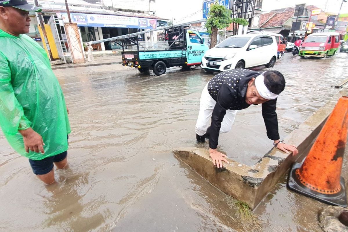 Dedi Mulyadi turun langsung bersama warga bersihkan sampah atasi banjir